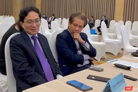 Đương kim Chủ tịch Eximbank Yasuhiro Saitoh (trái) và Thành viên HĐQT độc lập Lê Minh Quốc chia sẻ với phóng viên sau phiên AGM 2021 bất thành.