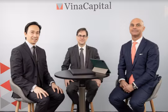 Hội nghị có sự tham gia của nhiều lãnh đạo cấp cao của VinaCapital (Từ trái sang: ông Ismael Pili - PGĐ bộ phận phân tích và nghiên cứu thị trường của VinaCapital, ông Michael Kokalari - Chuyên gia kinh tế trưởng của VinaCapital, ông Eric Levinson - PGĐ Điều hành phòng Phát triển kinh doanh của VinaCapital)