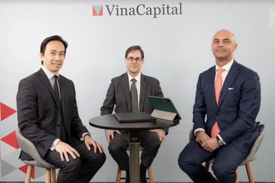 Hội nghị có sự tham gia của nhiều lãnh đạo cấp cao của VinaCapital (Từ trái sang: ông Ismael Pili - PGĐ bộ phận phân tích và nghiên cứu thị trường của VinaCapital, ông Michael Kokalari - Chuyên gia kinh tế trưởng của VinaCapital, ông Eric Levinson - PGĐ Điều hành phòng Phát triển kinh doanh của VinaCapital)