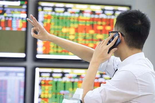 Cổ phiếu ngân hàng lên ngôi, ‘tân binh’ gây bất ngờ lớn