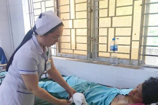 Thanh niên bị mất cả bàn tay do dùng điện thoại lúc sạc