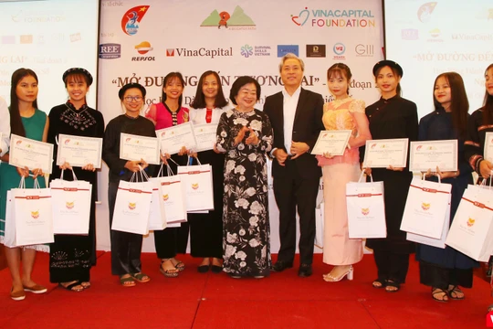 Trao học bổng cho các nữ sinh dân tộc thiểu số