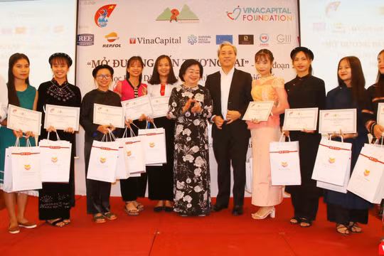 Trao học bổng cho các nữ sinh dân tộc thiểu số