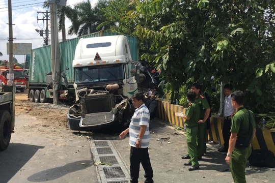 Xe container và ô tô 4 chỗ trong vụ tai nạn bị biến dạng nghiêm trọng