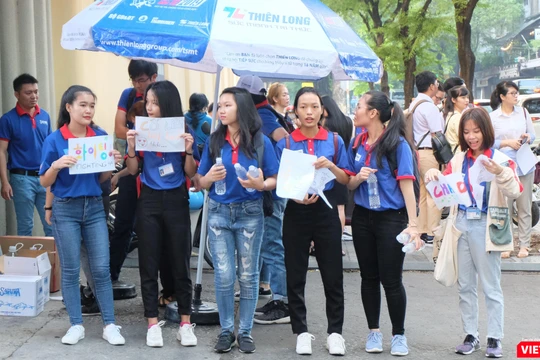 Sinh viên tình nguyện với các khẩu hiệu cổ vũ thí sinh dự thi