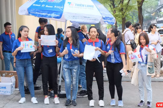 Sinh viên tình nguyện với các khẩu hiệu cổ vũ thí sinh dự thi