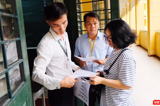 Thí sinh bắt đầu được gọi vào phòng thi