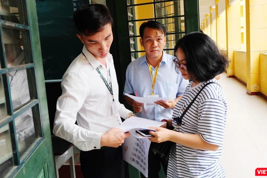 Thí sinh bắt đầu được gọi vào phòng thi