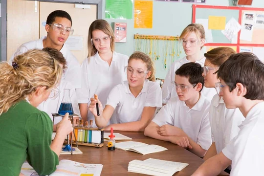 Khoa học Tự nhiên là môn học bắt buộc trong chương trình giáo dục phổ thông (Ảnh: Gettingsmart.com)