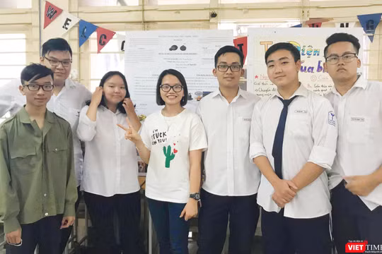 Cô Phạm Thị Hoa (ở giữa) là giáo viên Toán có nhiều năm kinh nghiệm trong luyện thi Đại học