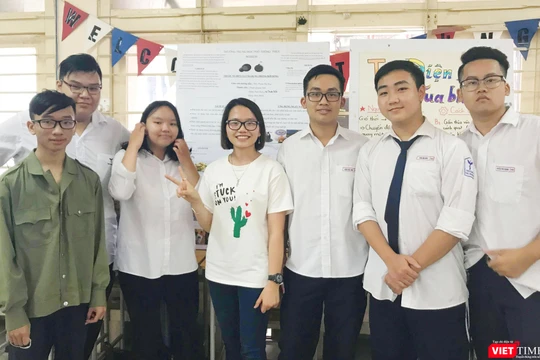 Cô Phạm Thị Hoa (ở giữa) là giáo viên Toán có nhiều năm kinh nghiệm trong luyện thi Đại học