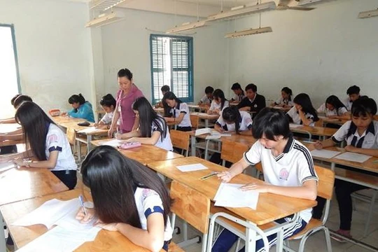 Đề thi Ngữ văn bị lộ khiến hàng ngàn học sinh dừng thi (Ảnh minh họa)