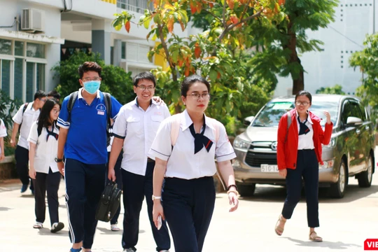 Thí sinh hoàn thành bài thi tổ hợp môn Khoa học Tự nhiên tại Trường THPT Gia Định (Quận Bình Thạnh)