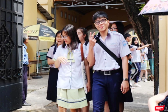 Thí sinh hào hứng sau khi kết thúc môn thi Ngữ văn