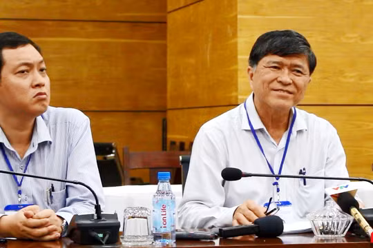 Ông Nguyễn Văn Hiếu - Phó Giám đốc Sở GD&ĐT TP.HCM (bên phải)