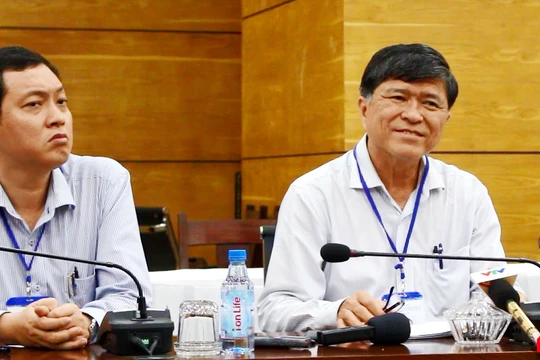 Ông Nguyễn Văn Hiếu - Phó Giám đốc Sở GD&ĐT TP.HCM (bên phải)