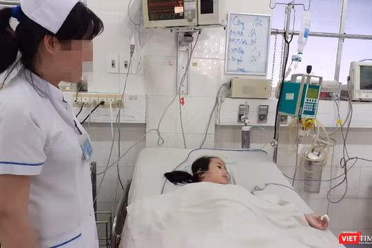 Bệnh nhi bị sốt xuất huyết nặng