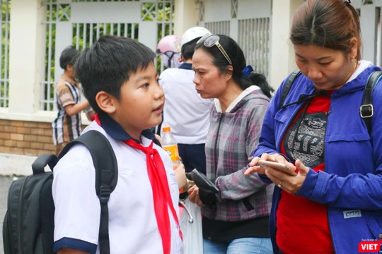 Các học sinh bước vào kỳ thi khảo sát năng lực vào sáng 12/6