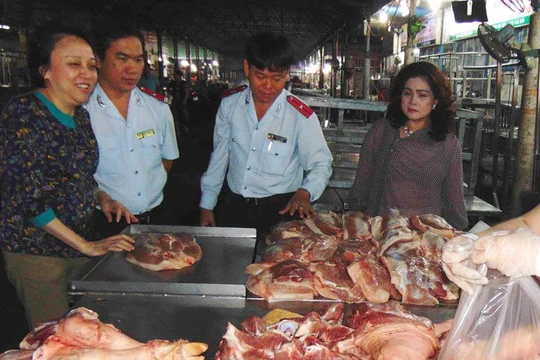 Ban Quản lý ATTP TP.HCM kiểm tra thịt heo kinh doanh tại chợ đầu mối Hóc Môn
