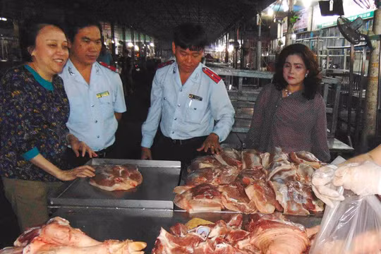 Ban Quản lý ATTP TP.HCM kiểm tra thịt heo kinh doanh tại chợ đầu mối Hóc Môn