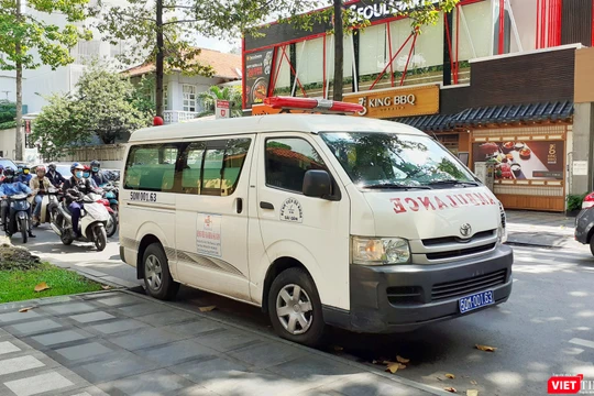 Xe cấp cứu "hộ tống" thí sinh Anh Trúc đến trường thi