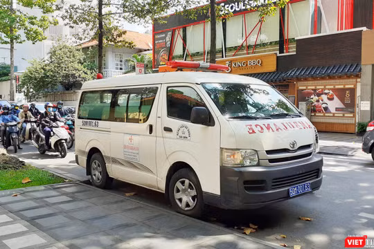 Xe cấp cứu "hộ tống" thí sinh Anh Trúc đến trường thi