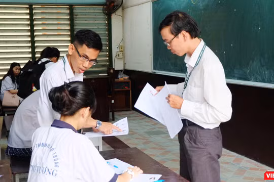 Cán bộ coi thi kiểm tra thông tin thí sinh trong kỳ thi THPT quốc gia 2019