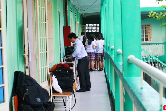 Trước giờ làm bài, giám thị coi thi kiểm tra khu vực phòng thi 