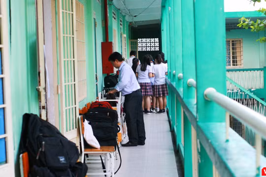 Trước giờ làm bài, giám thị coi thi kiểm tra khu vực phòng thi 