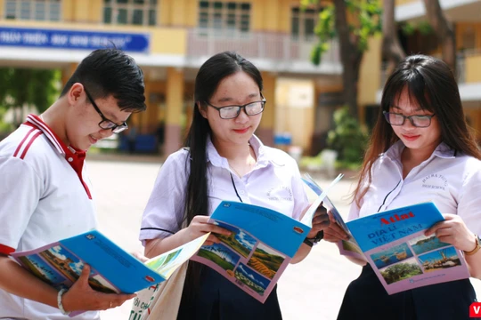 Thí sinh của Hội đồng thi Trường THPT Lương Thế Vinh kết thúc bài thi tổ hợp Khoa học Xã hội 