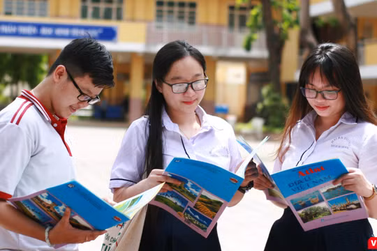 Thí sinh của Hội đồng thi Trường THPT Lương Thế Vinh kết thúc bài thi tổ hợp Khoa học Xã hội 