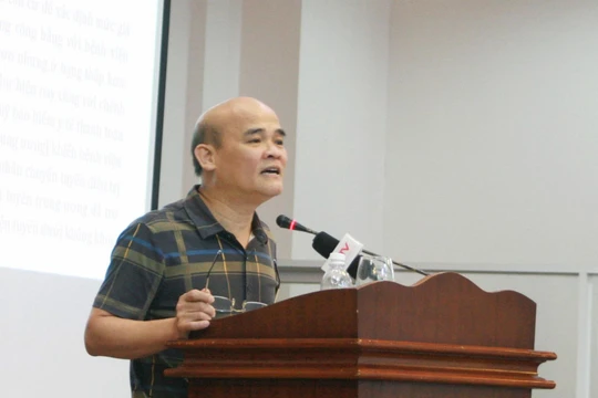 Ông Nguyễn Huy Quang – Vụ trưởng Vụ Pháp chế (Bộ Y tế) báo cáo tại hội nghị