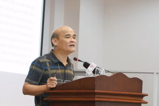 Ông Nguyễn Huy Quang – Vụ trưởng Vụ Pháp chế (Bộ Y tế) báo cáo tại hội nghị