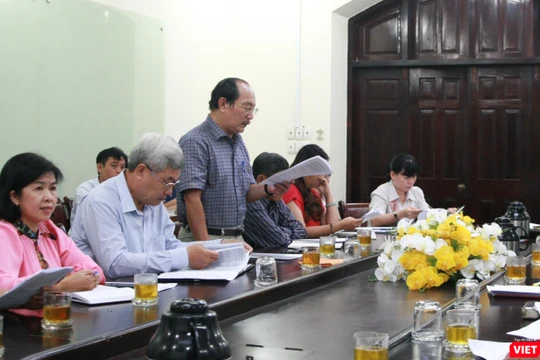 Ông Tạ Tân (áo kẻ caro) Trưởng Phòng GD&ĐT quận Tân Phú báo cáo tại hội nghị