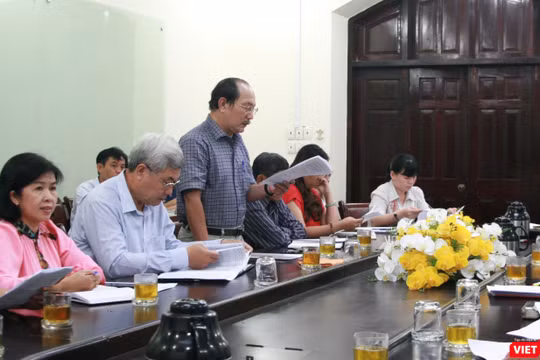 Ông Tạ Tân (áo kẻ caro) Trưởng Phòng GD&ĐT quận Tân Phú báo cáo tại hội nghị