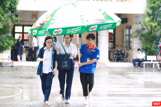 Tình nguyện viên hỗ trợ thí sinh ra về