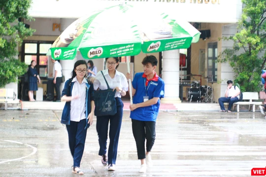 Tình nguyện viên hỗ trợ thí sinh ra về