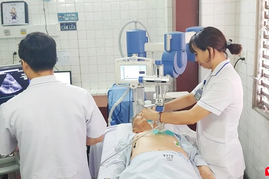 Bệnh nhân đang điều trị thiếu máu cơ tim bằng sóng xung kích 