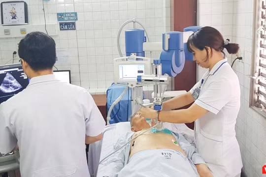 Bệnh nhân đang điều trị thiếu máu cơ tim bằng sóng xung kích 