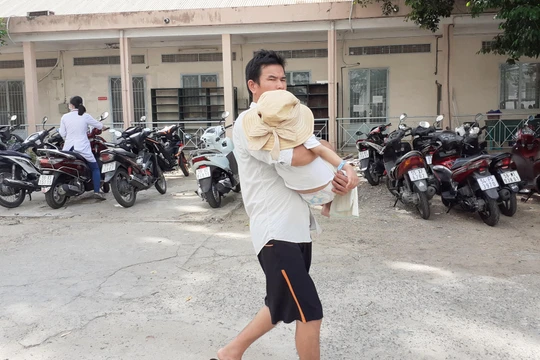 Gia đình đưa trẻ đến Bệnh viện Nhi đồng 2 cấp cứu (Ảnh minh họa)