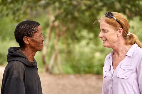 Nhà nghiên cứu Vanessa Hayes trò chuyện với tộc trưởng (Ảnh: Reuters)