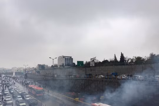 Biểu tình diễn ra ở Iran sau khi có thông tin tăng giá nhiên liệu (Ảnh: Reuters)