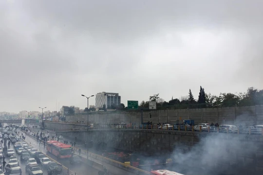 Biểu tình diễn ra ở Iran sau khi có thông tin tăng giá nhiên liệu (Ảnh: Reuters)