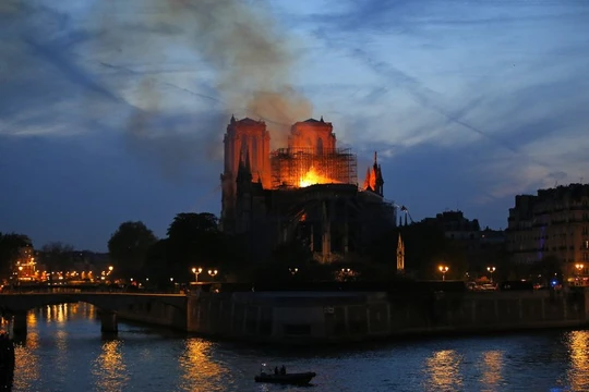 Nhà thờ Đức Bà năm nay không có Giáng sinh (Ảnh: AP)