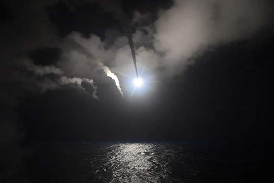 Khu trục hạm Mỹ phóng tên lửa Tomahaw tấn công căn cứ không quân Syria rạng sáng ngày 7/4 vừa qua