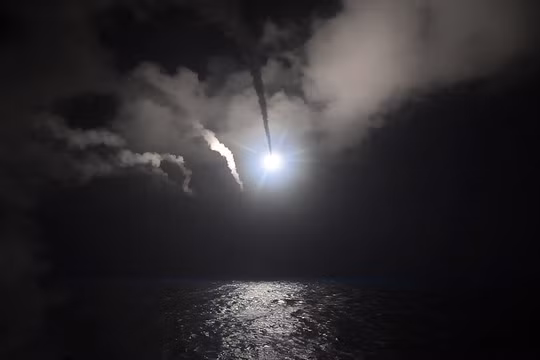 Khu trục hạm Mỹ phóng tên lửa Tomahaw tấn công căn cứ không quân Syria rạng sáng ngày 7/4 vừa qua