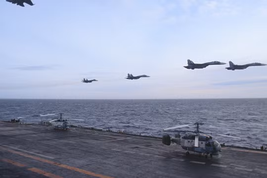 Chiến đấu cơ xuất kích từ tàu sân bay Đô đốc Kuznetsov của Nga