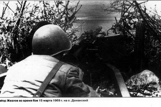 Lính biên phòng Liên Xô giám sát biên giới với Trung Quốc năm 1969