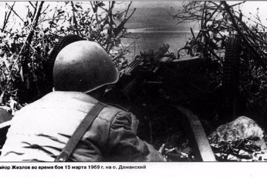 Lính biên phòng Liên Xô giám sát biên giới với Trung Quốc năm 1969
