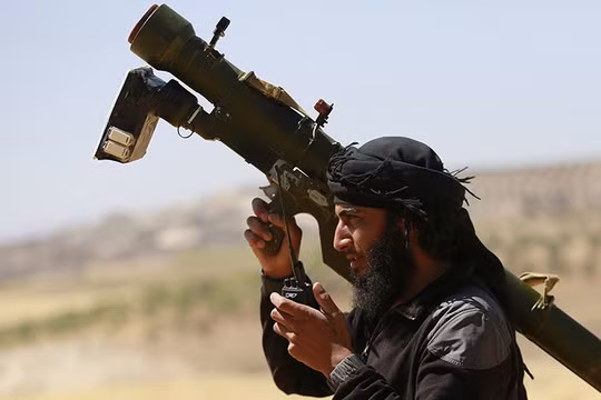 Chiến binh thánh chiến thuộc nhóm Al-Nusra (al-Qaeda Syria0 với tổ hợp tên lửa phòng không MANPAD ở Syria